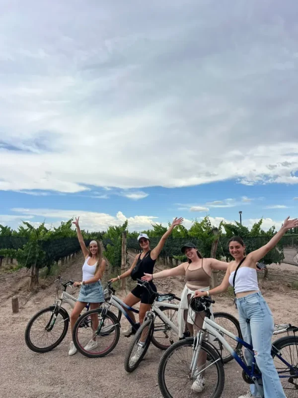 Israeli travelers using the MuchiCard discount during a self-guided bike tour with Maipu Bikes in Maipú, Mendoza.