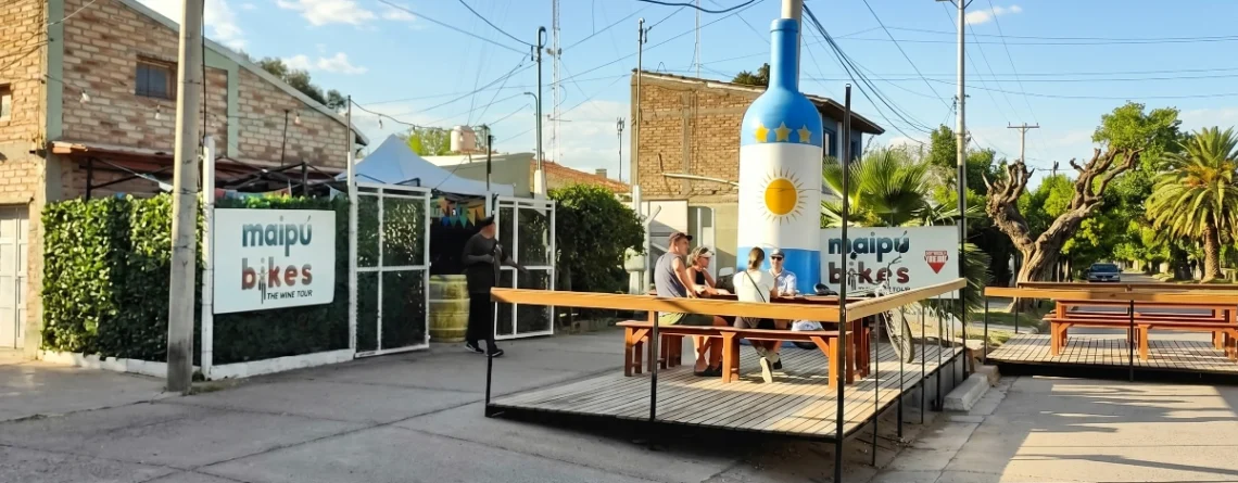 Turistas recorriendo en bicicleta y buscando qué bodegas visitar en Maipú sin reserva.