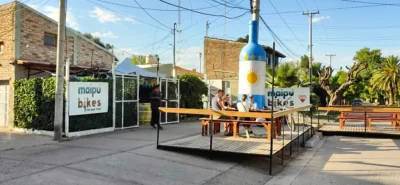 Turistas recorriendo en bicicleta y buscando qué bodegas visitar en Maipú sin reserva.