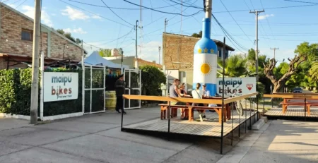 Turistas recorriendo en bicicleta y buscando qué bodegas visitar en Maipú sin reserva.