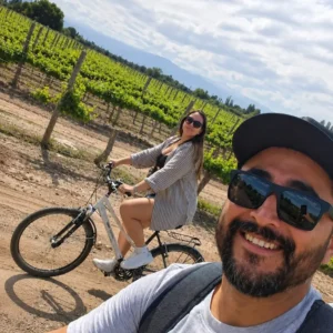 Couple with bicycles at Bodega Mevi vineyards in Maipú, Mendoza
