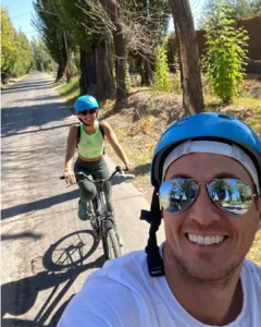 Dos visitantes con bicicletas preparándose para explorar bodegas