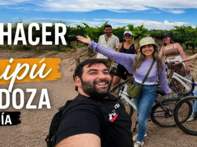 Grupo de turistas recorriendo en bicicleta los viñedos de la Ruta del Vino de Maipú, Mendoza