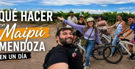 Grupo de turistas recorriendo en bicicleta los viñedos de la Ruta del Vino de Maipú, Mendoza