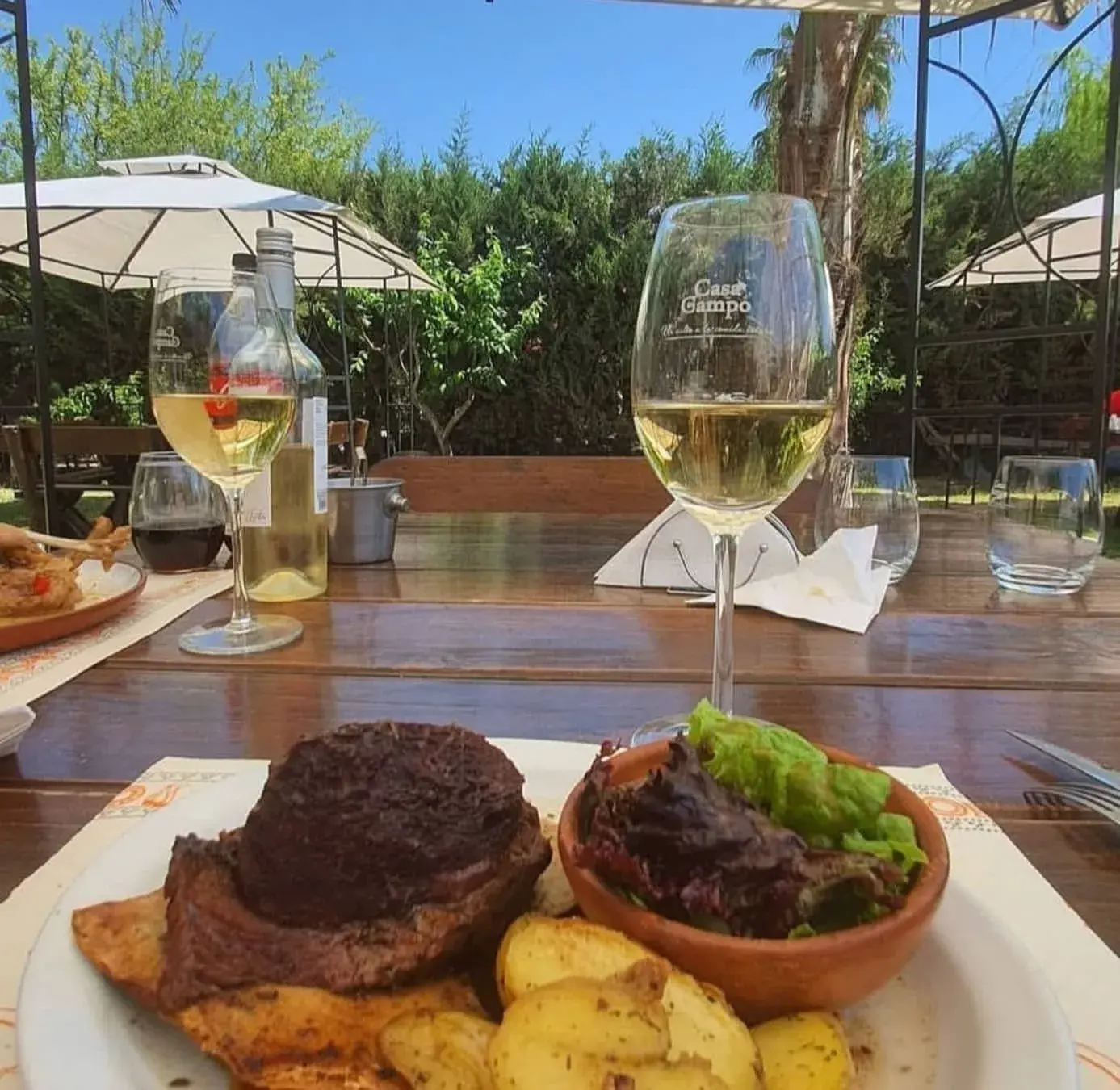 Mittagessen mit Fleisch, Kartoffeln und Gemüse im Casa de Campo Restaurant in Maipu