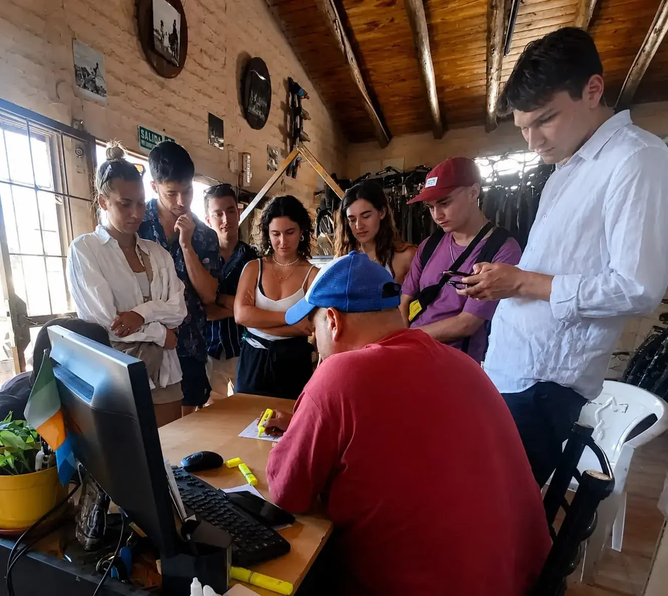 Cristian explique la carte de la route des vins aux voyageurs avant une location de vélo à Maipú