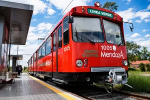 Metrotranvía in Mendoza Richtung Gutiérrez, um die Weinstraße von Maipú erreichen zu können