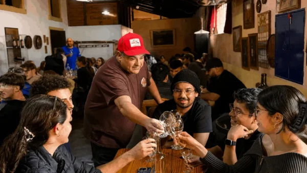 Cristian brindando con turistas en una bodega de la Ruta del Vino de Maipú