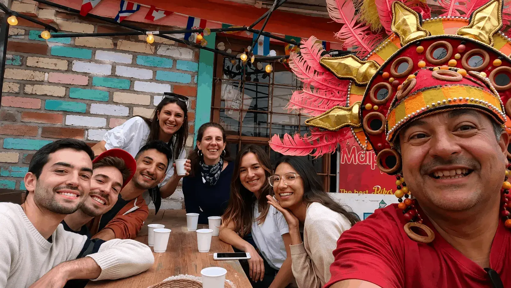 Cristian y turistas compartiendo el Happy Hour en Maipu Bikes
