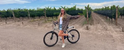 Turistas recorriendo de forma segura los viñedos y bodegas de Maipú en bicicleta, Mendoza.