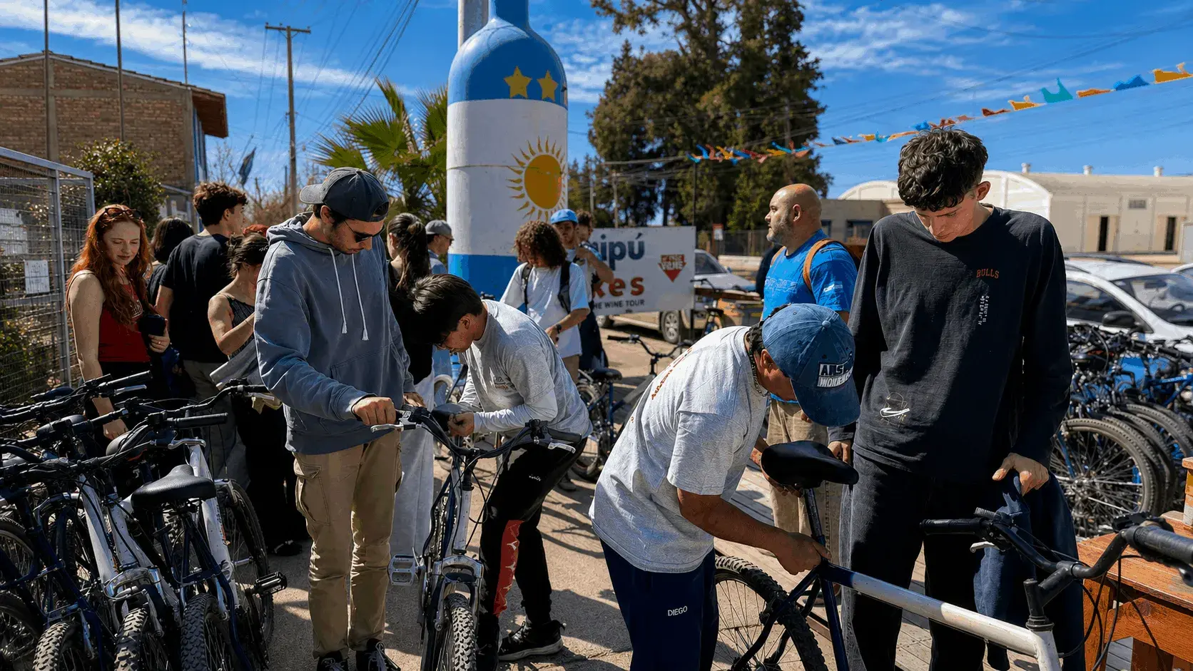 Puesta a punto de bicicletas para recorrer la Ruta del Vino de Maipú