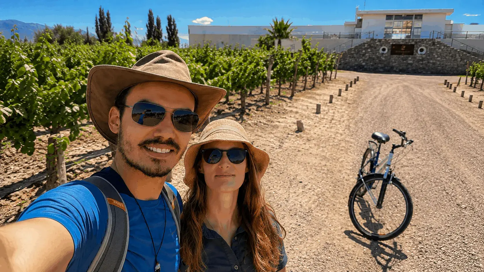 Turistas disfrutando su experiencia en Bodega Mevi