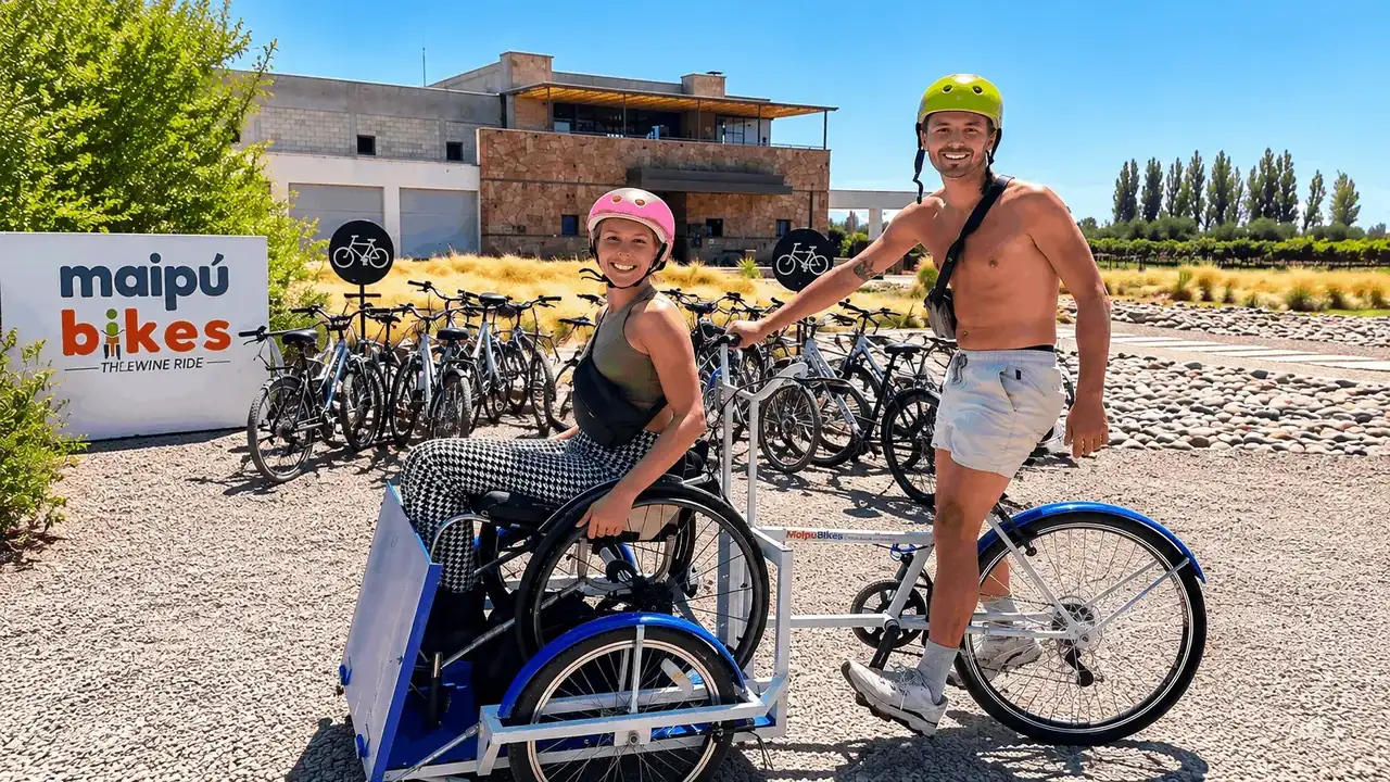 Casal percorrendo a Rota do Vinho de Maipú em uma bicicleta adaptada na Vinícola Tempus Alba